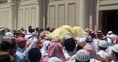 محمد العريفى ينشر صورا من جنازة الشيخ محمد أيوب إمام الحرم النبوى سابقاً