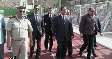 بالصور.. محافظ الغربية يساند طنطا أمام دمنهور