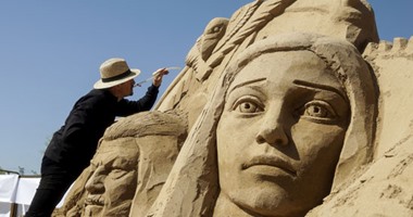 بالصور.. نحاتون يجسدون أبطال الأفلام الأسطورية على رمال كازاخستان