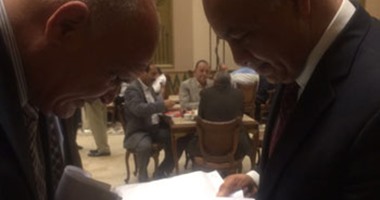 مصطفى بكرى ونواب يوقعون على بلاغ للنائب العام ضد طارق العوضى