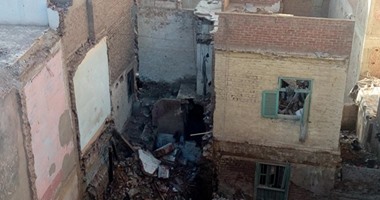 بالصور.. إزالة المنازل الآيلة للسقوط بقرية فوه بكفر الشيخ