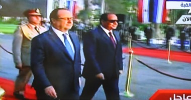 بالفيديو.. السيسي وهولاند يستعرضان حرس الشرف بقصر القبة والمدفعية تطلق 21 طلقة