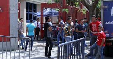 بالصور.. مدير أمن الأهلى يتدخل لحل أزمة الجماهير مع الدعوات