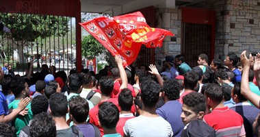 الألتراس يغادر الأهلى.. والأمن يفرض سيطرته على مداخل النادى 