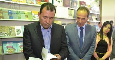 بالصور.. رئيس هيئة الكتاب ومحافظ يفتتحان معرض الأقصر