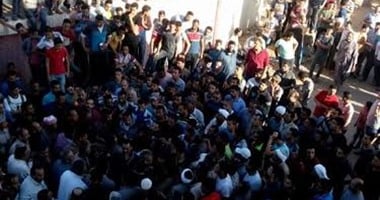 بالصور.. أهالى بالشرقية يطالبون الشرطة بتسليمهم شاب قتل طالبة للفتك به