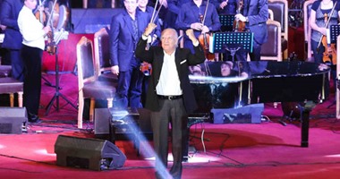 عمر خيرت ينهى حفله بجامعة القاهرة بهتافات "تحيا مصر"