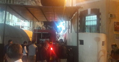 بالصور.. حالات إغماء بين أهالى محتجزى "أول طنطا" بعد محاولة الهروب 