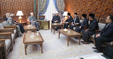 شيخ الأزهر لوفد ماليزى يعول على خريجيه فى نشر منهجه الوسطى خارجياً