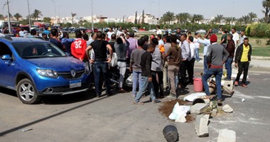 مواطنون يقطعون طريق الرحاب احتجاجا على مقتل بائع شاى على يد أحد أمناء الشرطة