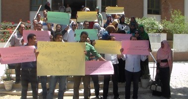 بالصور.. وقفة لأعضاء هيئة تدريس جنوب الوادى احتجاجًا على منع دخول التاكسى