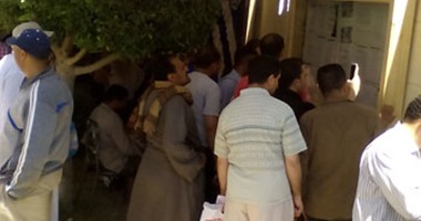 بالصور.. زحام على أراضى القرعة بالسادات وشكاوى من معاملة موظفى بنك الإسكان