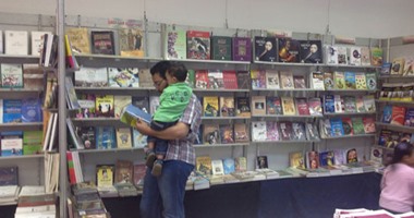 معرض الكتاب يستقبل جمهوره بعد الافتتاح الرسمى مباشرة