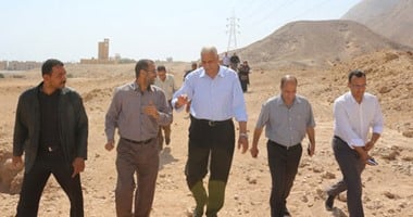 بالصور.. محافظ السويس فى جولة تفقدية لمنطقة آثار السخنة