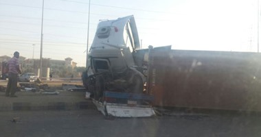 توقف حركة المرور أعلى دائرى الوراق بسبب انقلاب مقطورة 