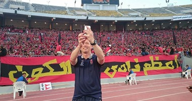 ليندمان يحضر مباراة الأهلى والمصرى من مدرجات برج العرب