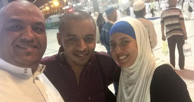 قارئ يلتقط "سيلفى" مع مى كساب وزوجها "أوكا" من داخل الحرم المكى