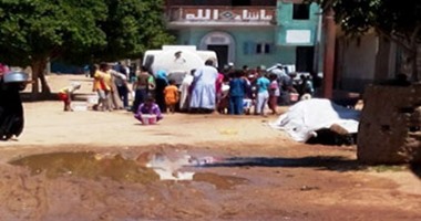 بالصور.. أهالى قرية شطب دراو تحلم بكوب ماء نظيف بأسوان.. الأهالى يطالبون باستبدال مواسير مياه الأسبستوس المحرمة دوليا بمواسير بلاستيك.. ومحافظ أسوان يحيل رئيس قطاع مياه الشرب عن دراو للنيابة الإدارية