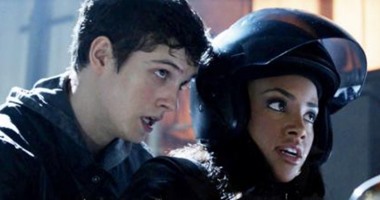 إنقاذ إسحاق بواسطة فتاة غامضة من هجوم ذئاب الألفا فى أولى حلقات 3Teen Wolf
