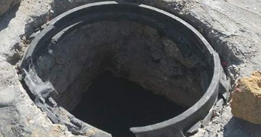 بالصور.. قارئ يحذر من بالوعة مفتوحة بالقرب من جهاز مدينة العبور