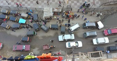 بالصور.. مواطن يشكو من تزاحم الباعة والتكاتك أمام مترو عين شمس غربية
