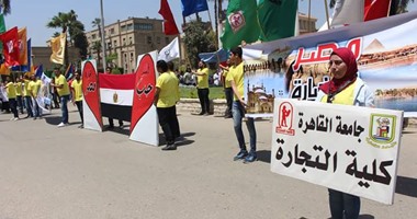 بالصور.. "كلية التجارة" تفوز بدرع مهرجان الأسر بجامعة القاهرة