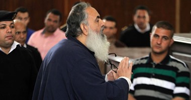 فى أولى جلسات محاكمته بـ"حصار محكمة مدينة نصر".. حازم أبو إسماعيل: لا أعلم تفاصيل القضية.. ويطالب بورقة وقلم لتدوين ملاحظاته ومقابلة دفاعه دون حضور الشرطة.. وإخلاء سبيل أحد المتهمين والتأجيل لـ12 مايو