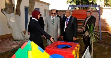 بالصور.. هيئة قناة السويس تتجمل باللون الأزرق احتفالا باليوم العالمى للتوحد
