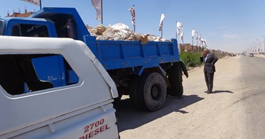 ضبط سيارة نقل بالسويس تلقى المخلفات بالطريق العام