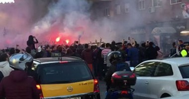 الكلاسيكو.. جماهير برشلونة تتحدى مشجعة مدريدية فى الطريق للملعب