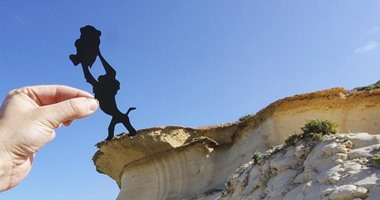 بالصور .. بريطانى يحول الأماكن السياحية لعالم ديزنى بورقة وكاميرا