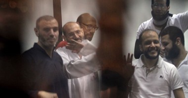 المتهمون بـ"التخابر مع قطر" يلتقطون صورا تذكارية داخل قفص المحكمة