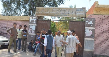 بالصور.. بعد نشر"اليوم السابع" أزمة فصل 736طالبًا بمدرسة إسنا الثانوية الصناعية بالأقصر.. الإدارة التعليمية تقرر دخول 437 طالبًا بالصف الأول والثالث للامتحانات.. وتعدل الجدول لـ299 طالبًا بالصف الثانى