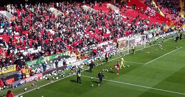 بالفيديو.. جماهير تشارلتون تعترض على الإدارة بالكرات الشاطئية