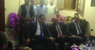 بالفيديو.. رئيس مجلس النواب ومحافظ الفيوم فى عزاء النائب محمد الخولى