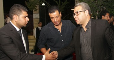 بالصور.. بدء عزاء والد هشام الجخ.. وسامح عاشور أول الحضور
