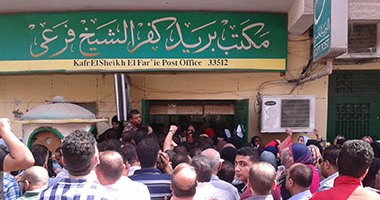 تكدس شديد بمكاتب البريد لصرف المعاشات قبل عطلة عيد الفطر
