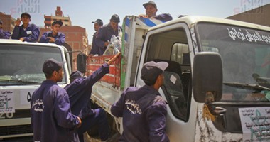 بالصور.. محافظ الجيزة يطلق منظومة المخلفات الجديدة بإمبابة ويطالب المواطنين بالإبلاغ عن التقصير.. ويؤكد: لن نحصل رسوما جديدة.. ومواطن لـ"الدالى": "دفعت 50 جنيها لموظف عشان يطفى أعمدة الإنارة بالمنطقة"