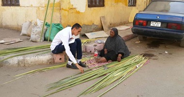 بالصور.. الحاجة "أم هراس"تبيع السعف للأقباط وتردد: الرب واحد والفرحة واحدة.. تتولى الإنفاق على أبنائها وأحفادها وتقبل عتبة المسجد يوميا شكرا لله.. منصورة: لجأت للمحافظ بعد سقوط منزلى وقالى "الصبر حلو"