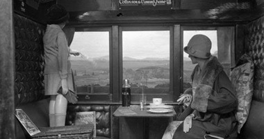 15 صورة تكشف أزياء النساء فى 1920.. لبس زمان يحكى عن رقى اختفى من عالم الموضة تدريجيا.. مصر صدرت ثقافة الـStreet Style للعالم فى العشرينيات.. والحرير والفرو اختيارات الشارع بعد الحرب العالمية الأولى