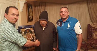 بالصور..  شباب دمياط يهدون حسب الله الكفراوى "مصحفا" ويطمئنون على صحته
