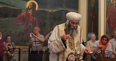 بالصور.. الأقباط يحتفلون بـ"أحد الزعف".. الكنائس ترفع صلوات القداس اليوم و"الزعف" يكسو الأرصفة المحيطة.. وزوار "القدس" يصلون بكنيسة القيامة.. وكاهن كنيسة العذراء: يوافق ذكرى دخول المسيح "أورشليم"
