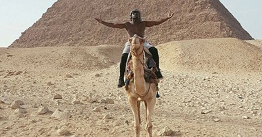 بالصور.. بطل العالم للملاكمة يروج للسياحة المصرية من أمام الهرم