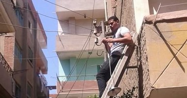 صحافة المواطن: شباب قرية دهتور يصلحون أعمدة الإنارة بأنفسهم