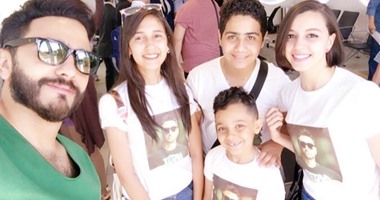 ننشر أول صورة لـ تامر حسنى مع فريق "The Voice Kids" فى مطار أبو ظبى