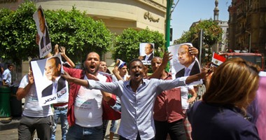 بالصور.. مواطنون يرفعون الأعلام المصرية بميدان طلعت حرب احتفالا بذكرى تحرير سيناء