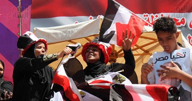 بالصور.. المصريون يحتفلون بذكرى تحرير سيناء فى المحافظات.. كرنفالات احتفالية بالإسكندرية والأقصر وسوهاج والإسماعيلية ورفع لافتات تأييد للسيسى.. ورجال الجيش يوزعون الورود على الموطنين بطريق السويس