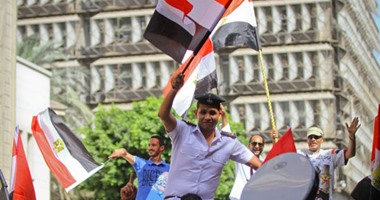 مواطنون يحملون ضابط شرطة ويرقصون على أنغام بشرة خير أمام الصحفيين