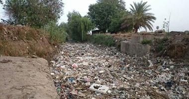 صحافة المواطن: الزراعة تختنق فى قرية شونى بعد تحول ترعة الغنم لترعة قمامة
