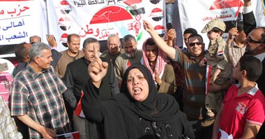 بالفيديو.. سيدة ترقص على "تسلم الأيادى".. وأطفال يرتدون الزى العسكرى